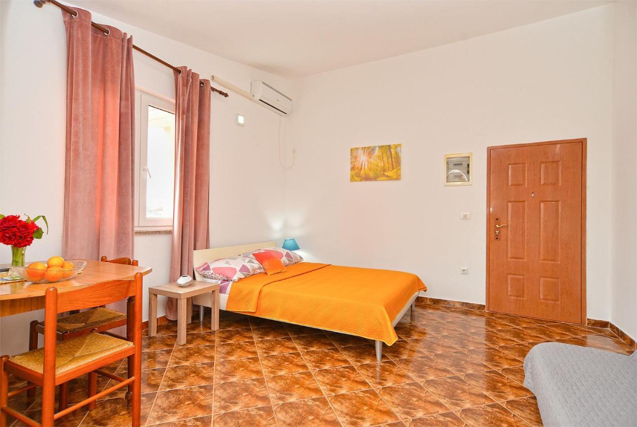 2253 * Galižana